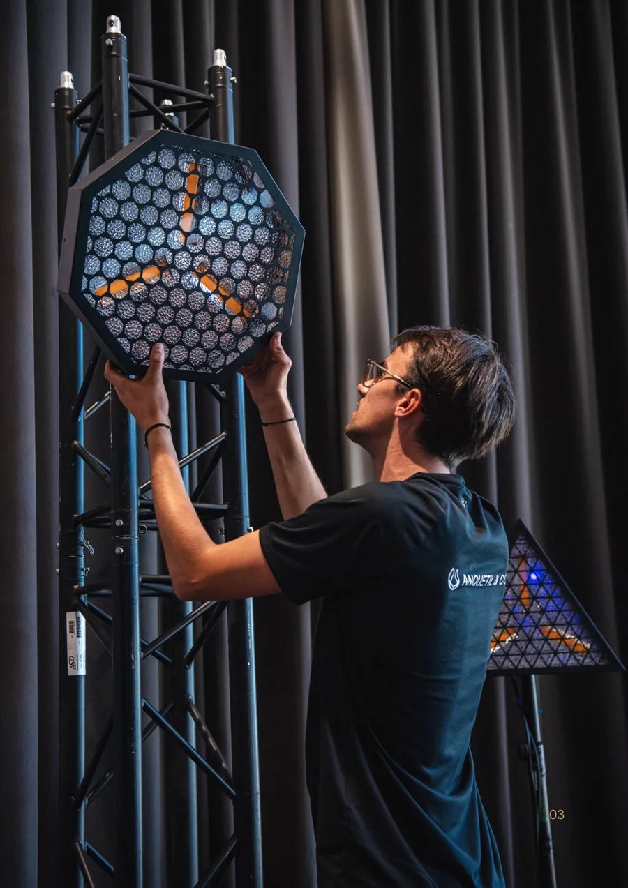 Technicien installant un projecteur sur une structure