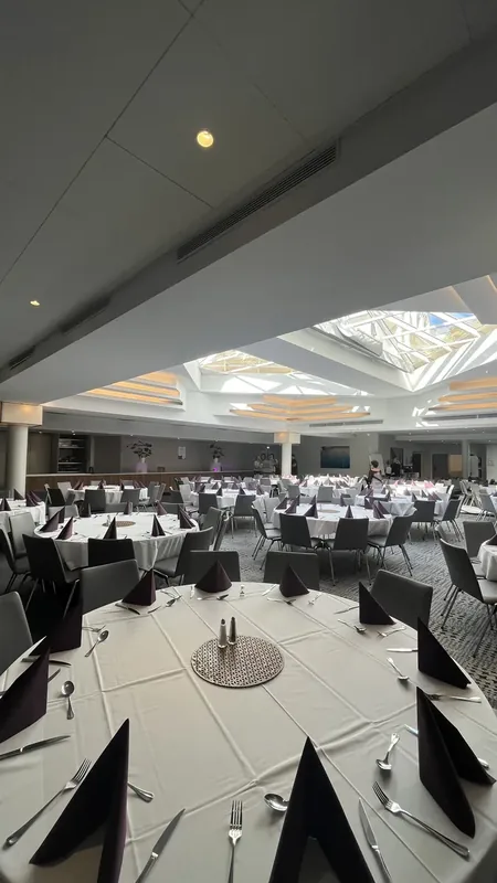 Salle de réception dressée pour un dîner de gala