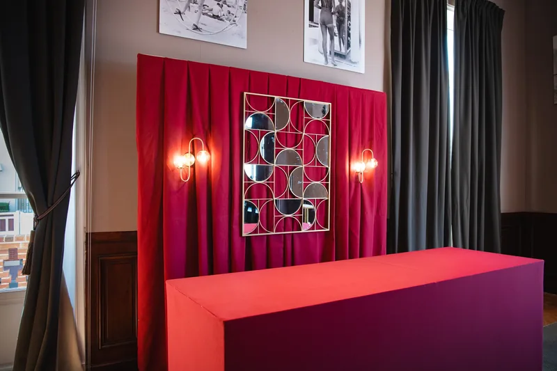 Fond de bar : tenture, miroir et appliques