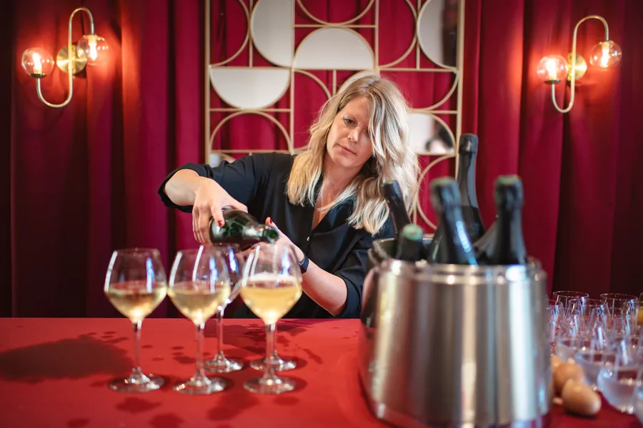 Service de coupes de champagne sur un bar de soirée d’entreprise