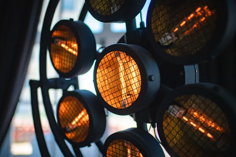 Projecteurs en lumière chaude, réglés avant ouverture
