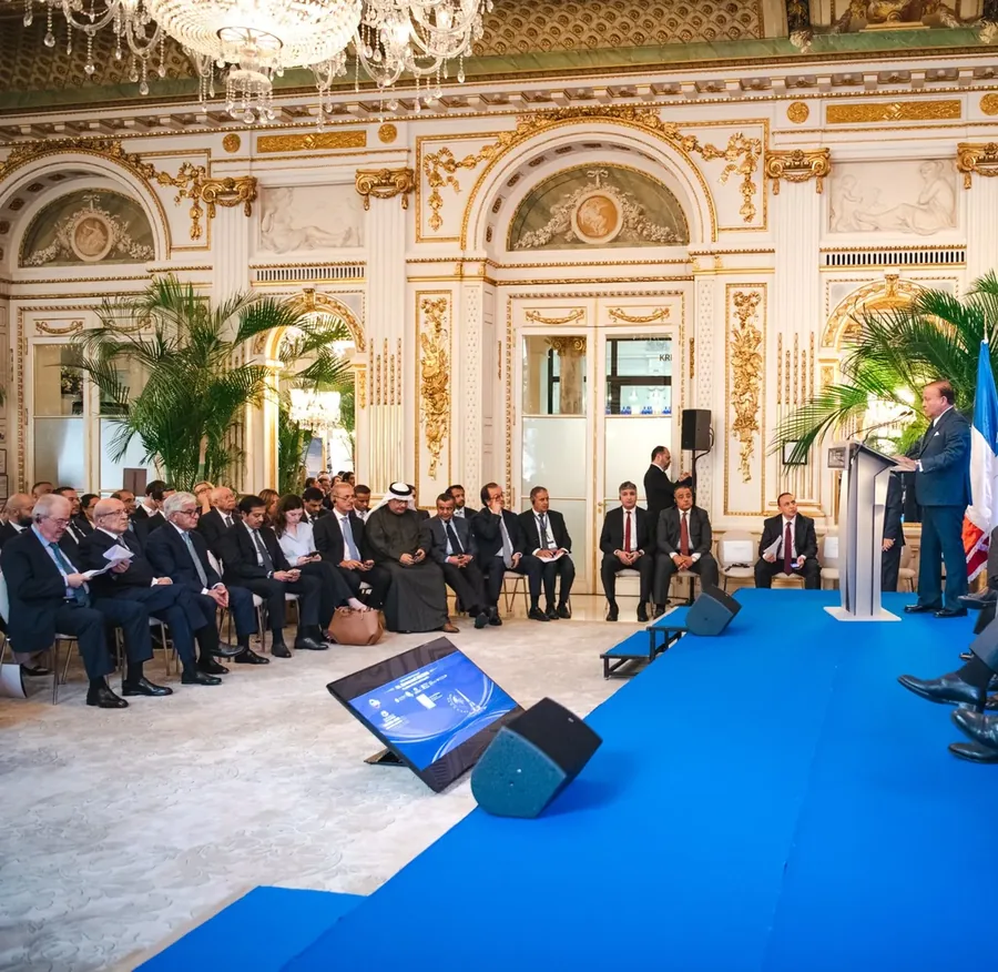 Plénière de congrès dans un salon de palace, tribune et délégations